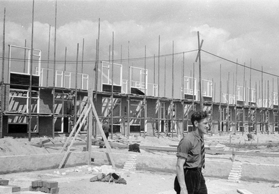 845052 Afbeelding van de bouw van vijftig woningen in de omgeving van het Looplantsoen te Utrecht.